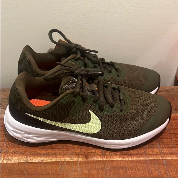 Nike Revolution Youth Green Athletic Shoes - Picture 4 of 6